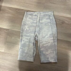 Lululemon wonder under ribbed leggings size 4 25” white camo